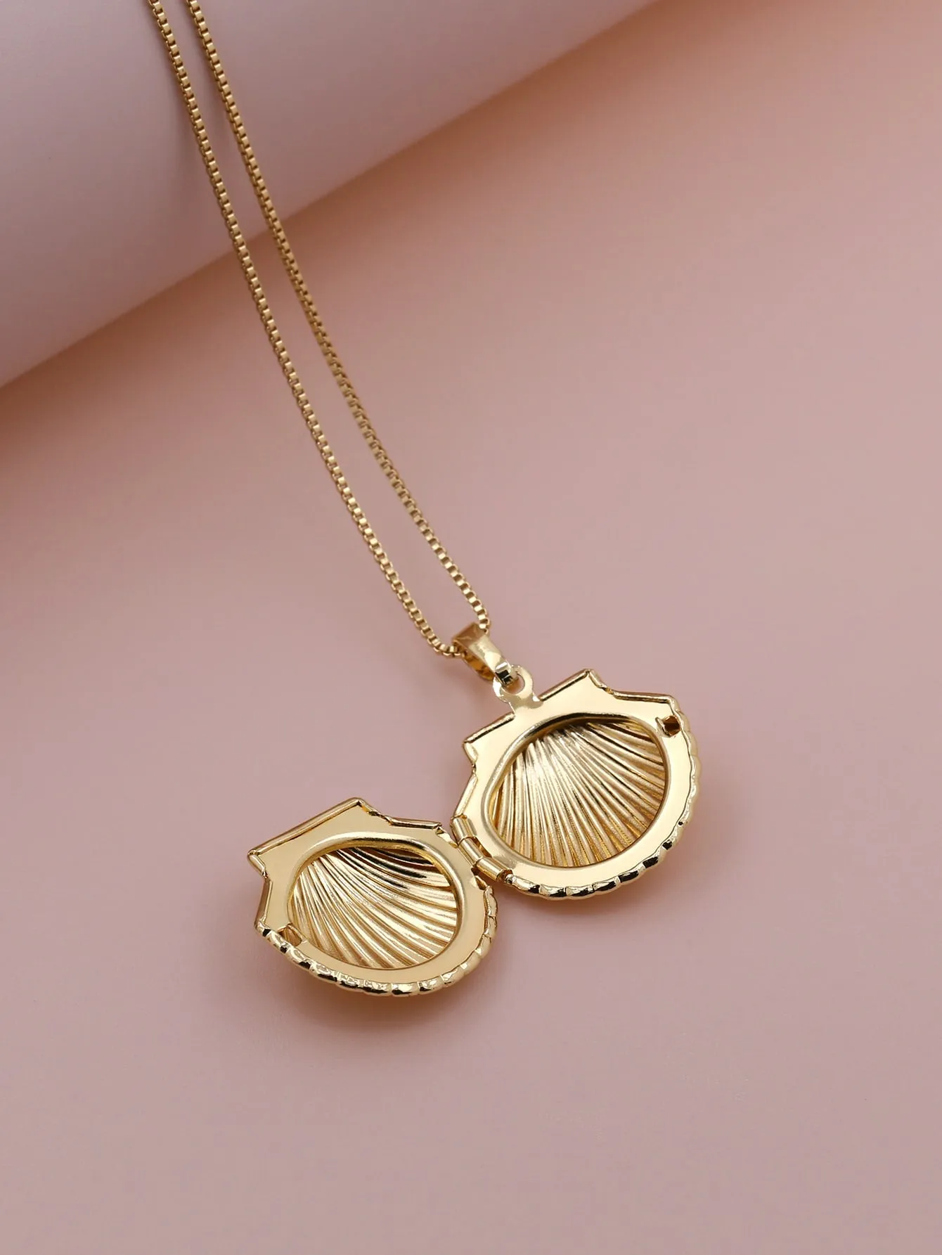 Nordic Style Small Simple Hollow Fan -Shaped Shell Photo Locket Pendant Photo