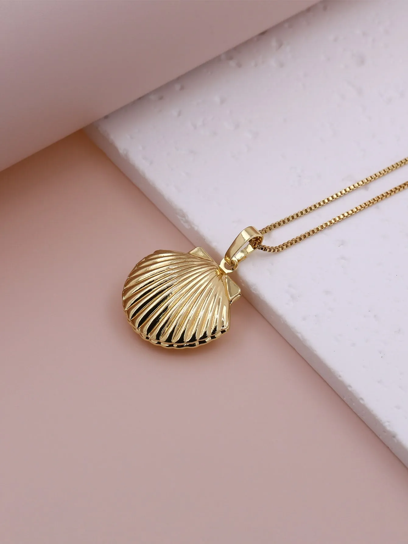 Nordic Style Small Simple Hollow Fan -Shaped Shell Photo Locket Pendant Photo